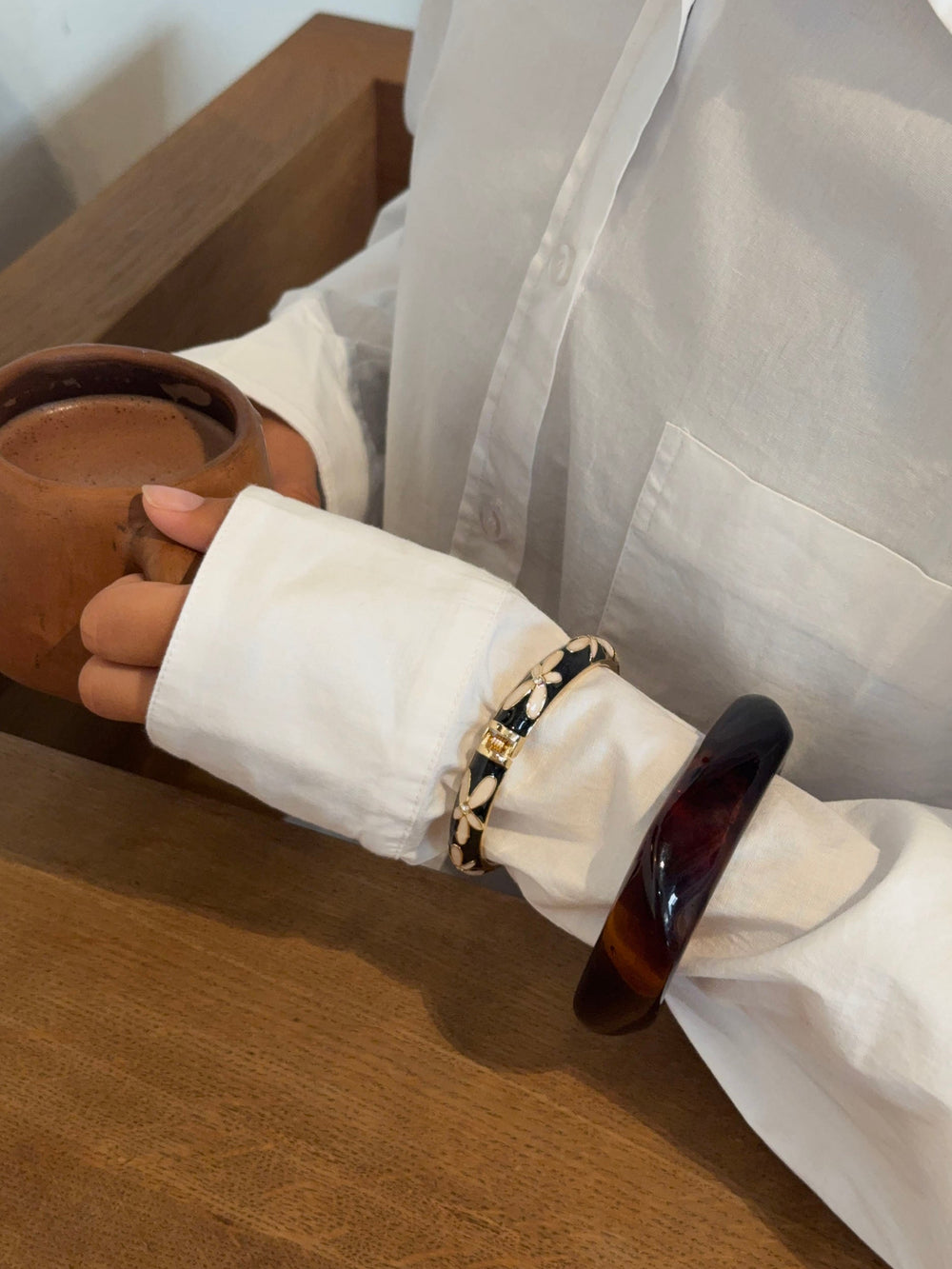 Arna bracelet with flowers – Black/gold