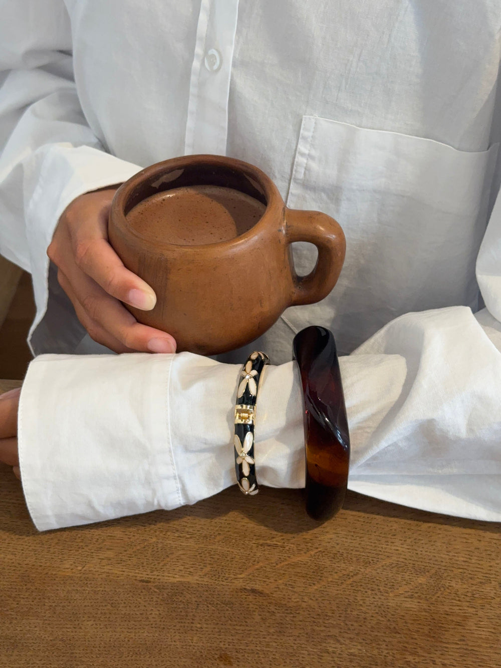 Arna bracelet with flowers – Black/gold