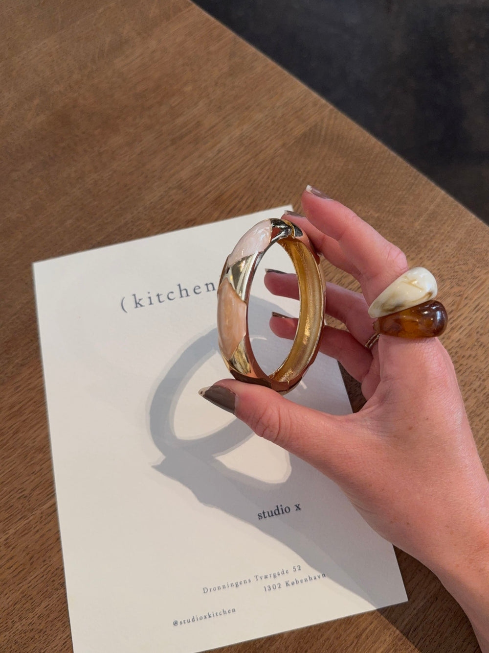 Tove bracelet with details – Nude/brown/gold