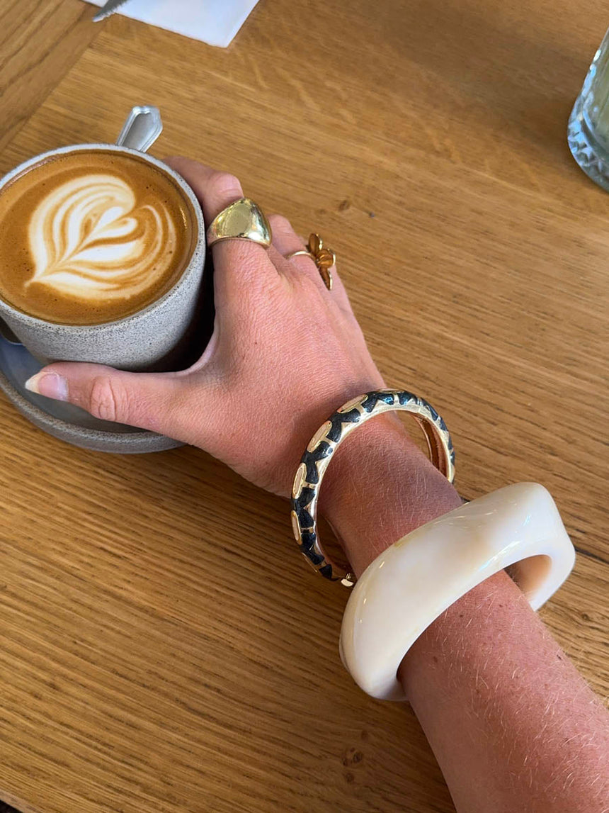 Arna bracelet with pattern – Black/gold