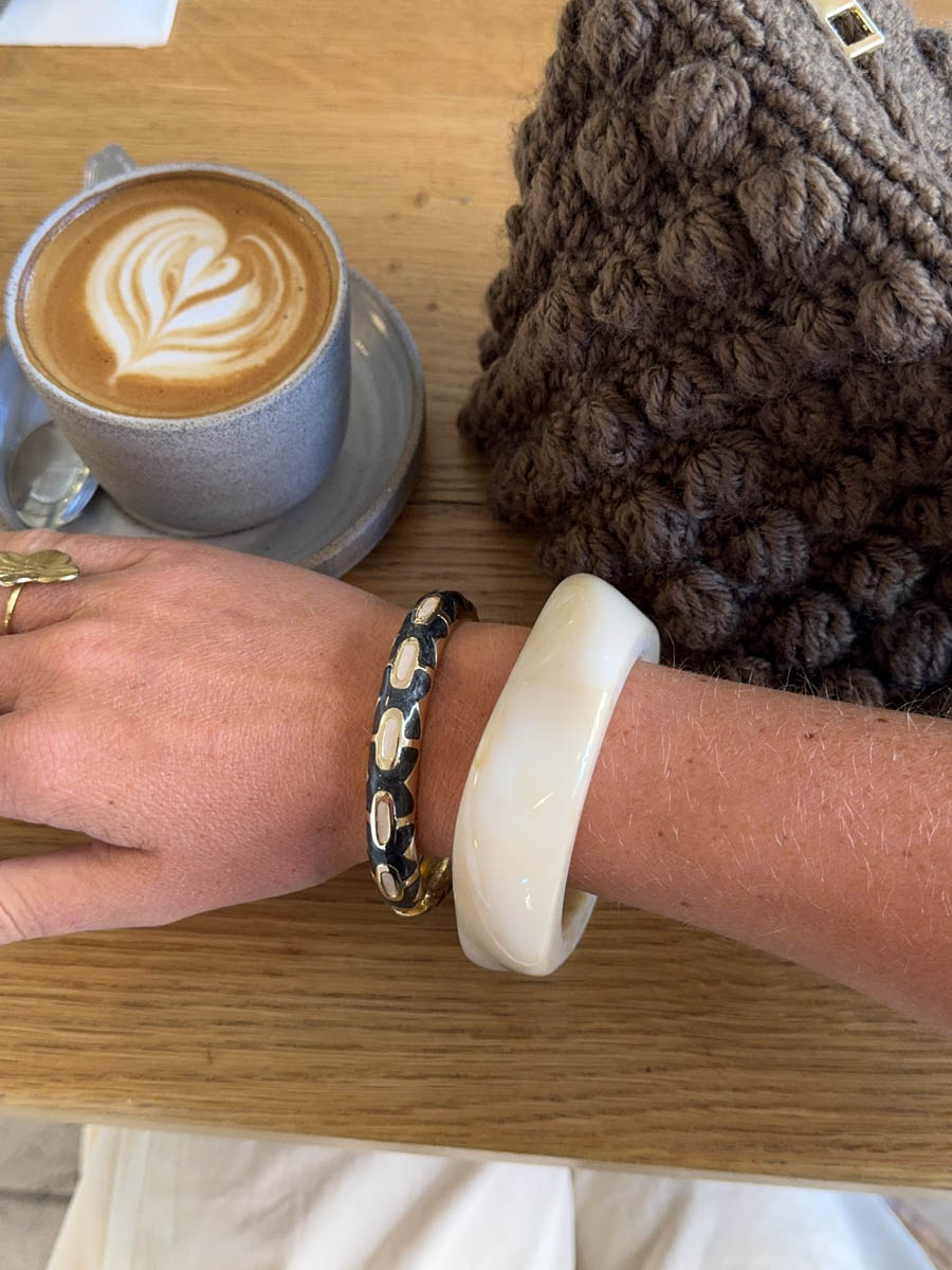 Arna bracelet with pattern – Black/gold