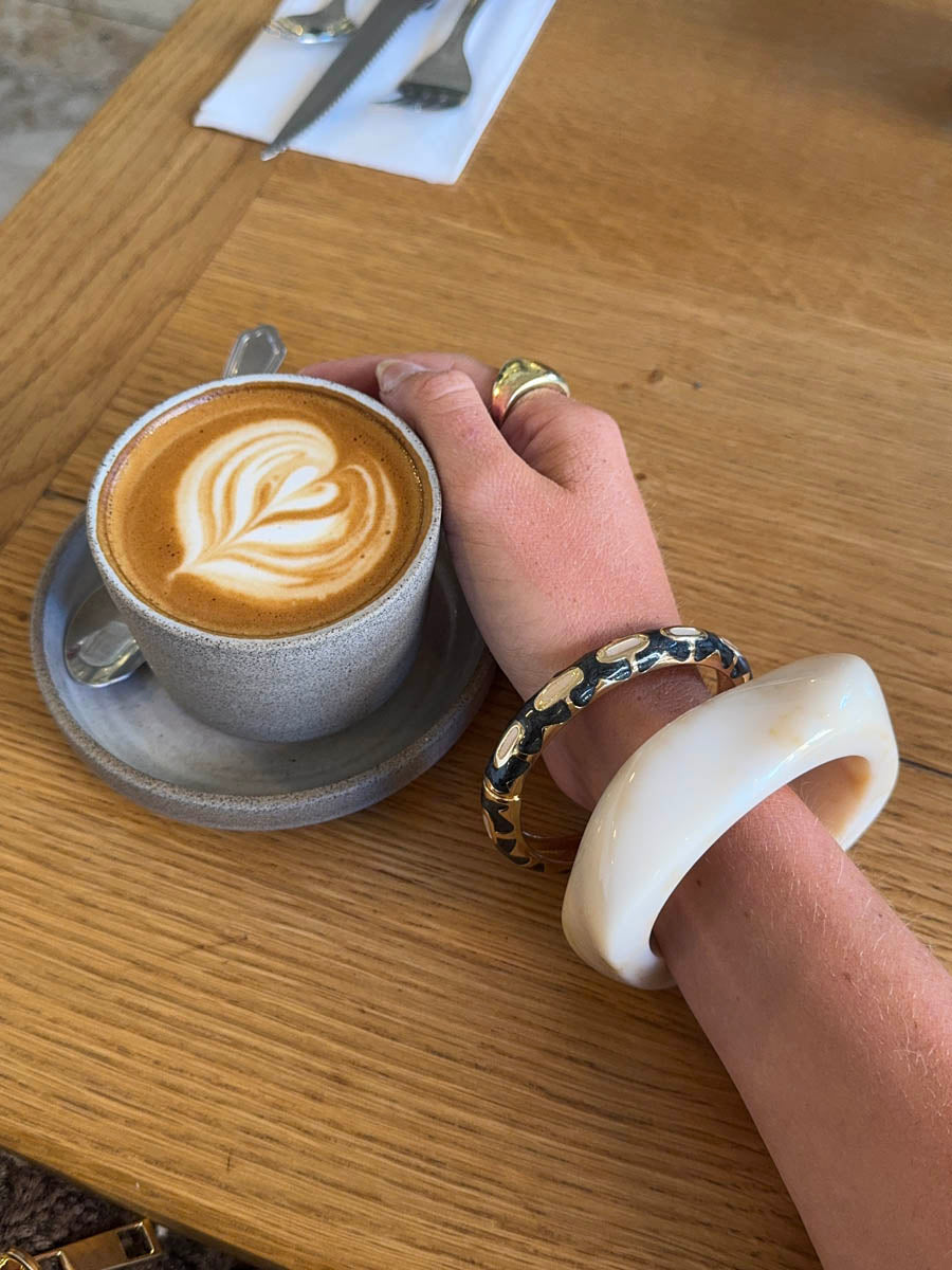 Arna bracelet with pattern – Black/gold