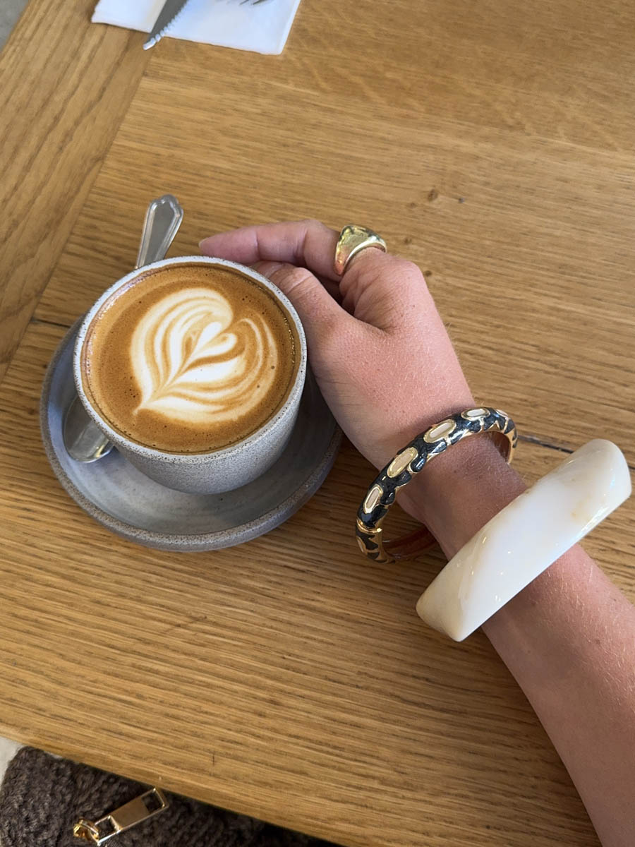 Arna bracelet with pattern – Black/gold