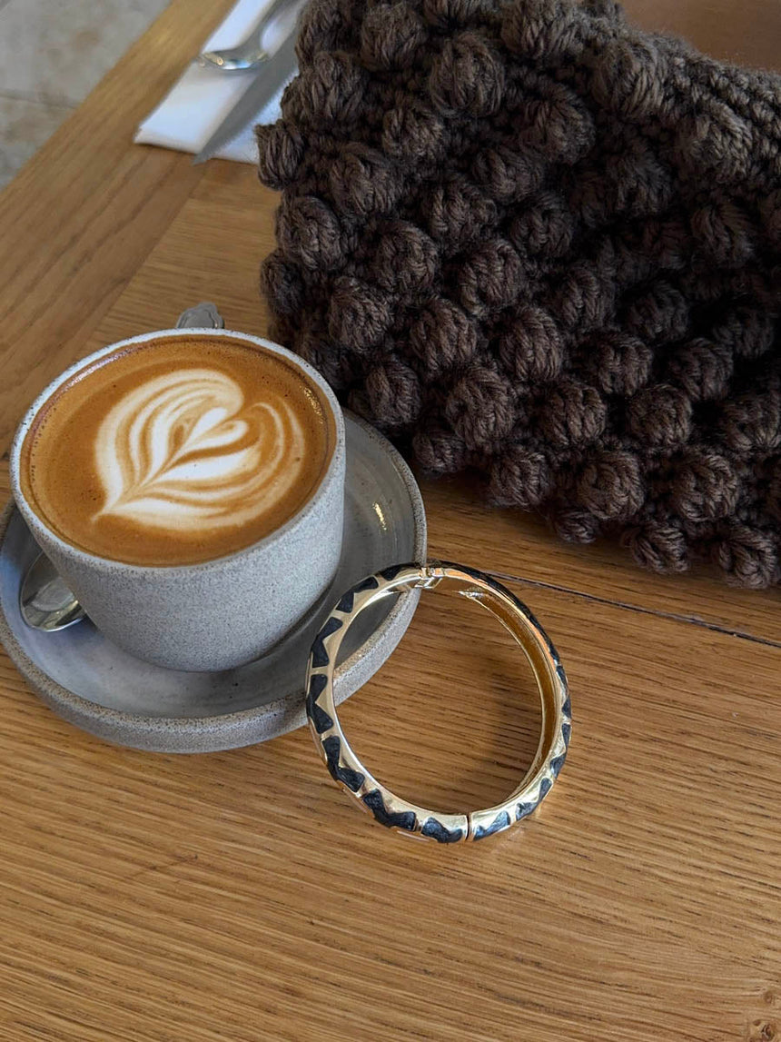 Arna bracelet with pattern – Black/gold