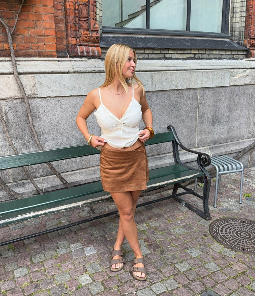 Lelia faux suede mini skort – Brown