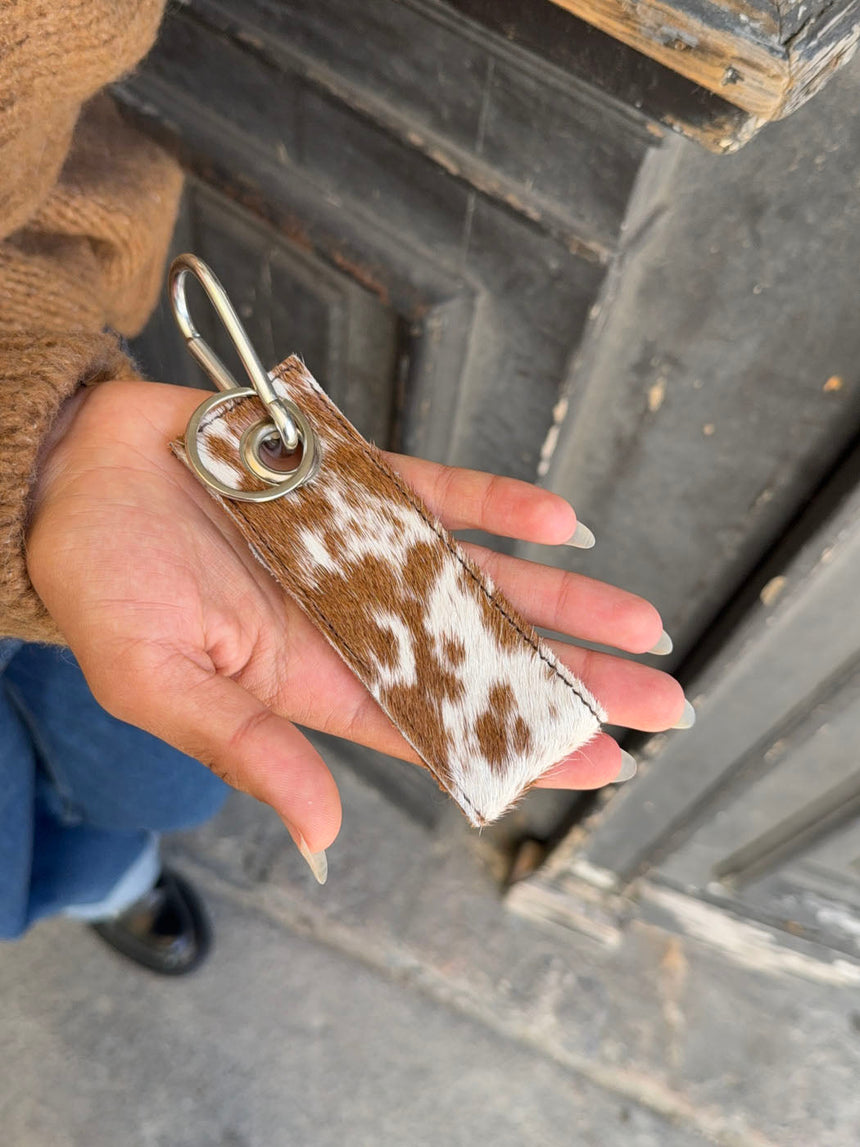 Vela cowhide keychain – Caramel