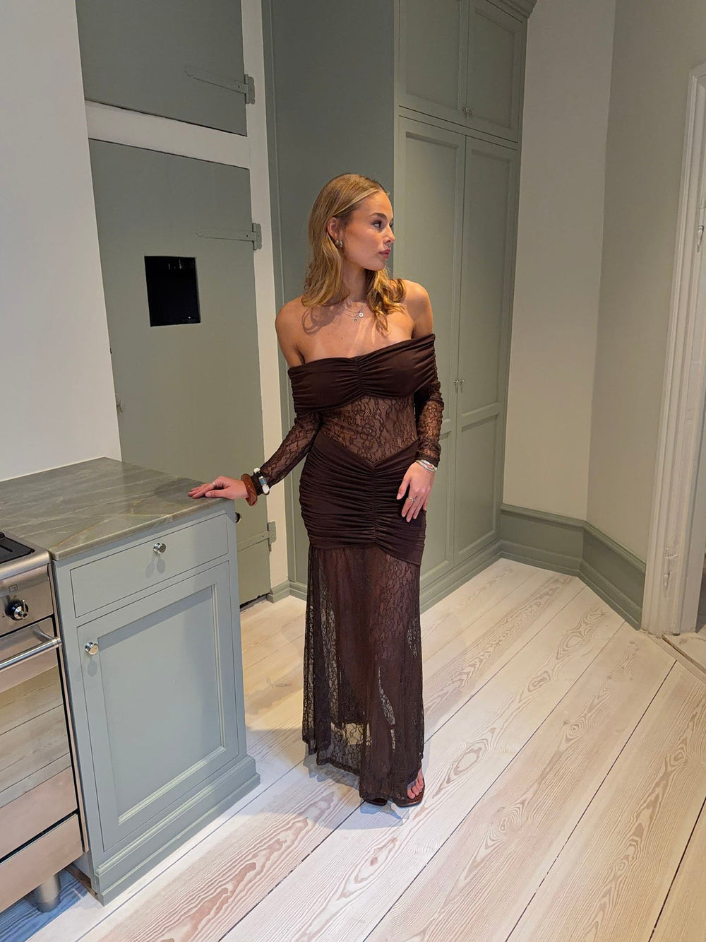 Silje off shoulder dress with lace - Brown