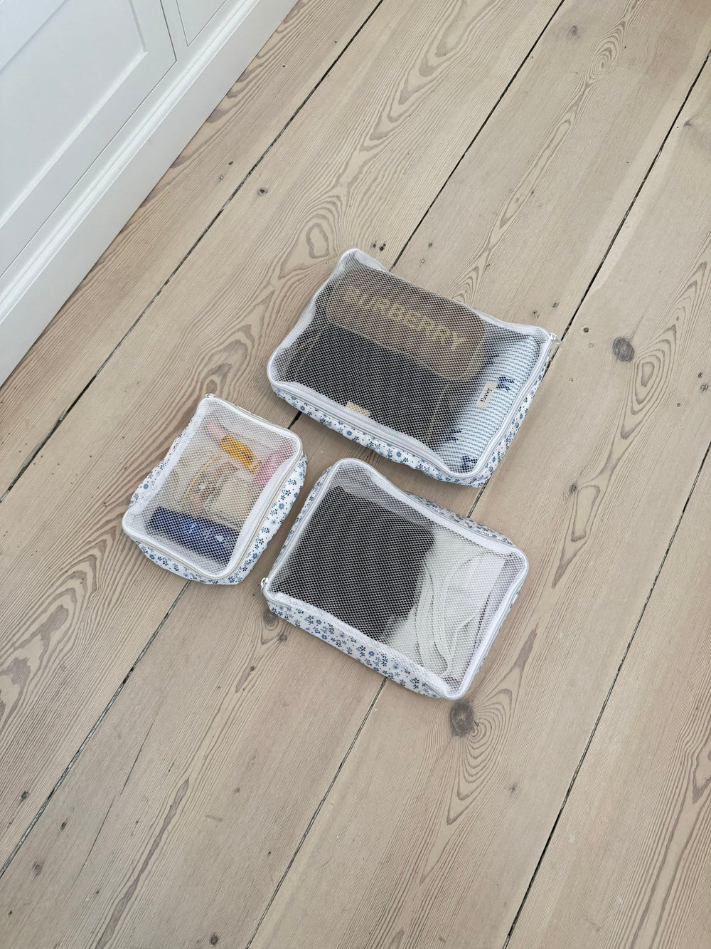 Honey packing cubes – White with blue flowers