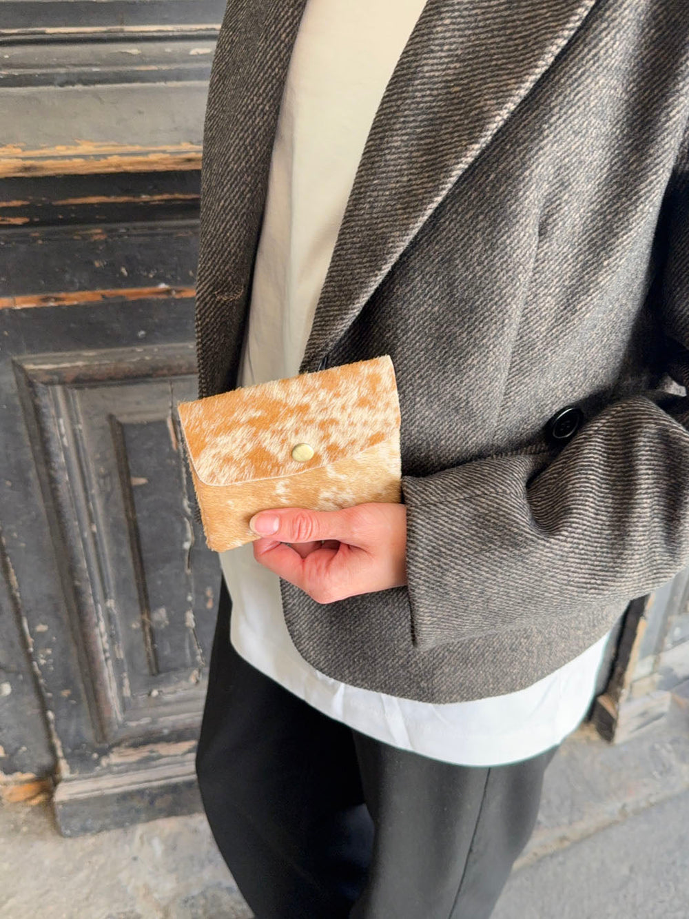 Elva cowhide wallet with zipper and button - Caramel