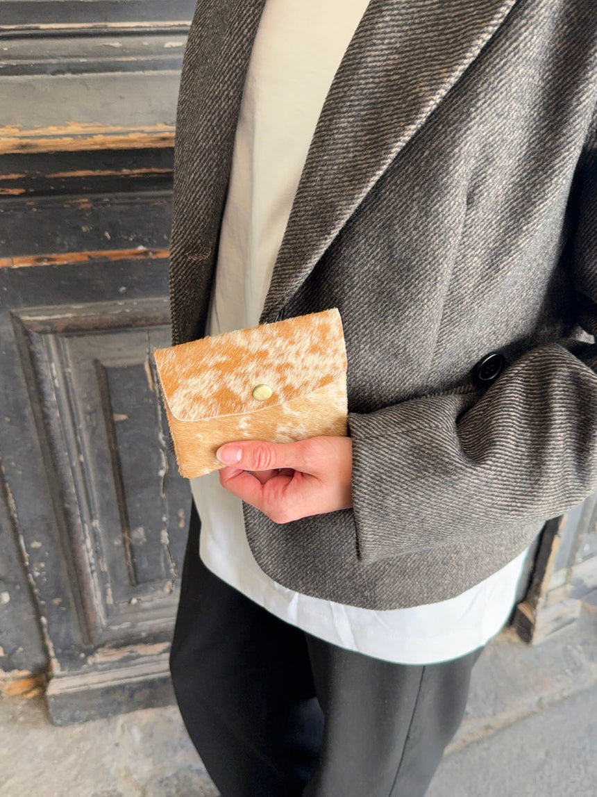 Elva cowhide wallet with zipper and button - Caramel