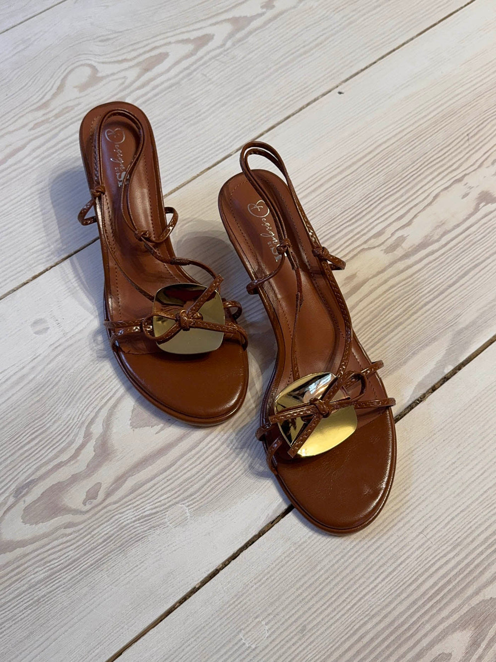 Maja heels with gold and bow detail – Brown/gold