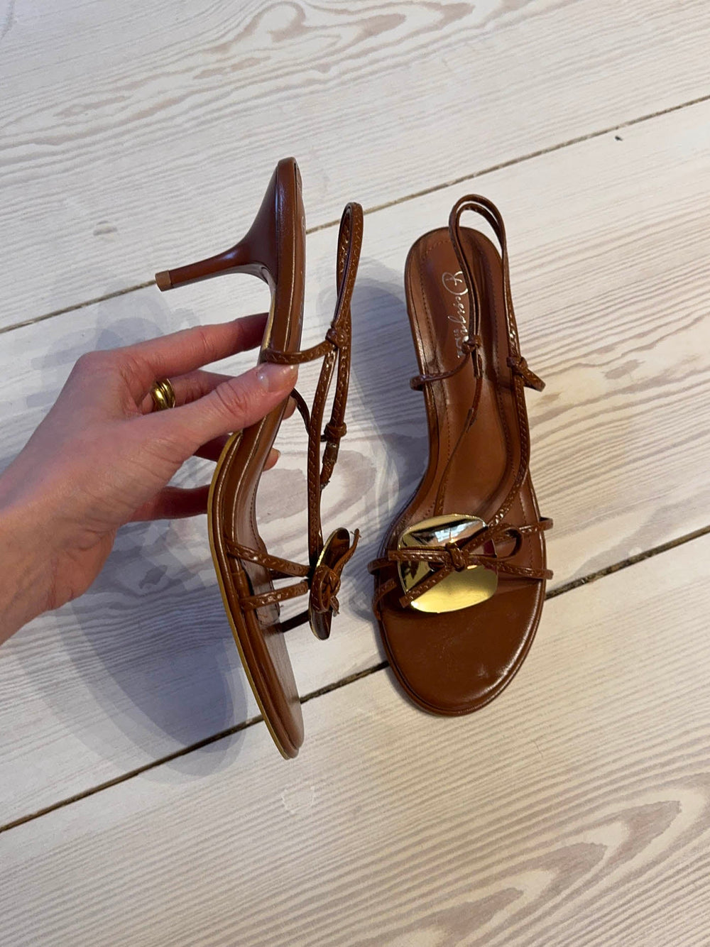 Maja heels with gold and bow detail – Brown/gold