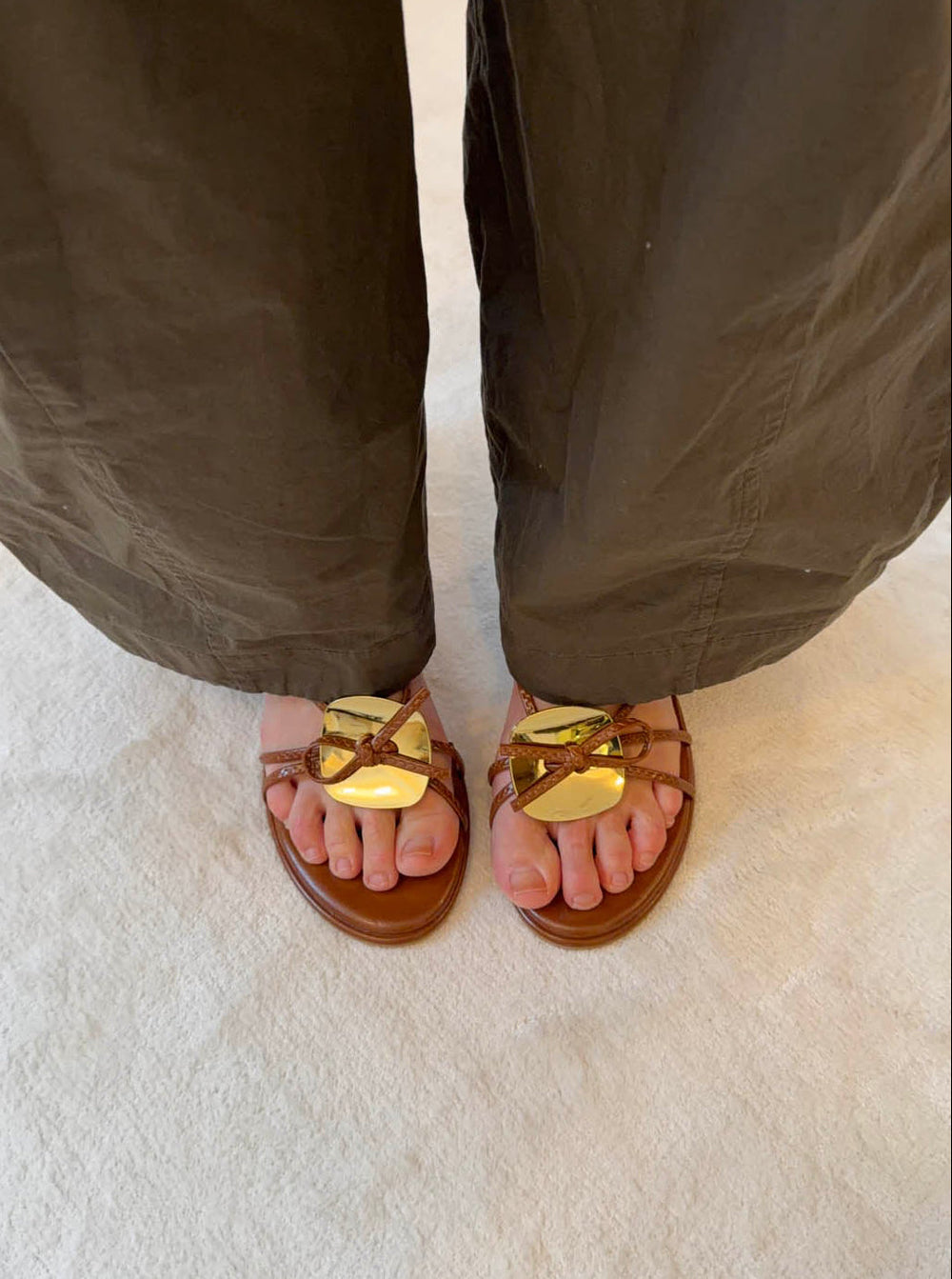 Maja heels with gold and bow detail – Brown/gold