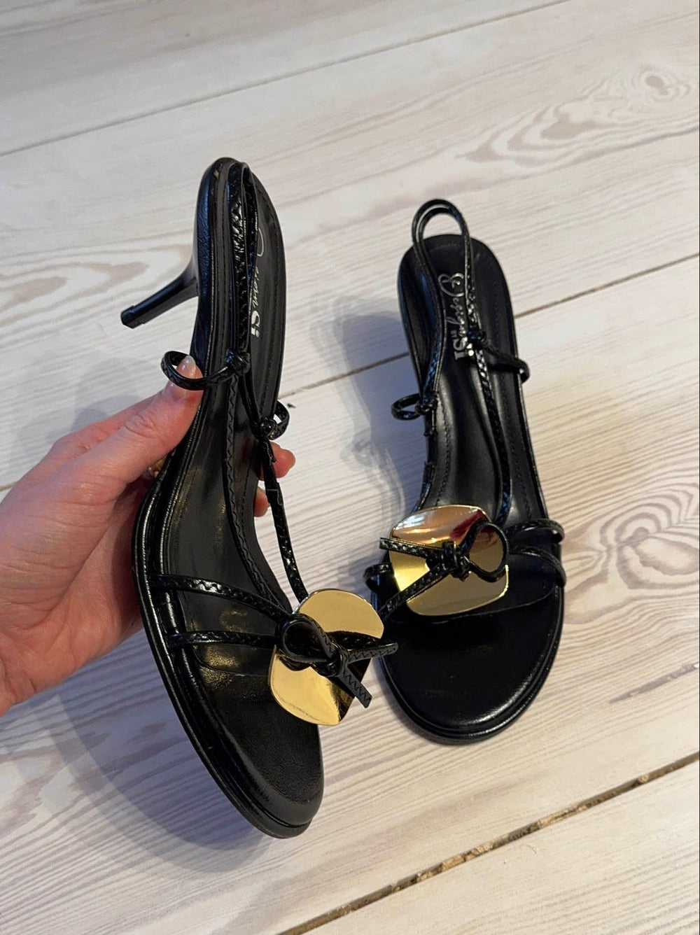 Maja heels with gold and bow detail – Black/gold