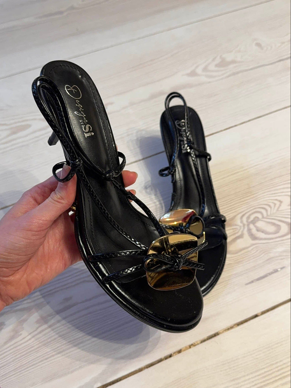 Maja heels with gold and bow detail – Black/gold