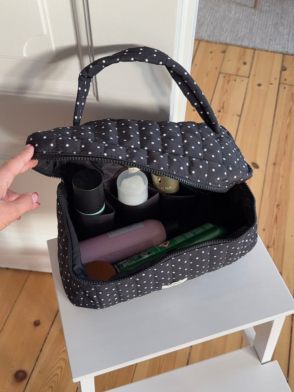 Honey large polka dotted toiletry bag with handle – Black/white