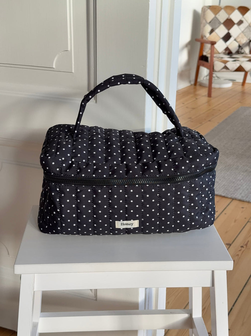 Honey large polka dotted toiletry bag with handle – Black/white