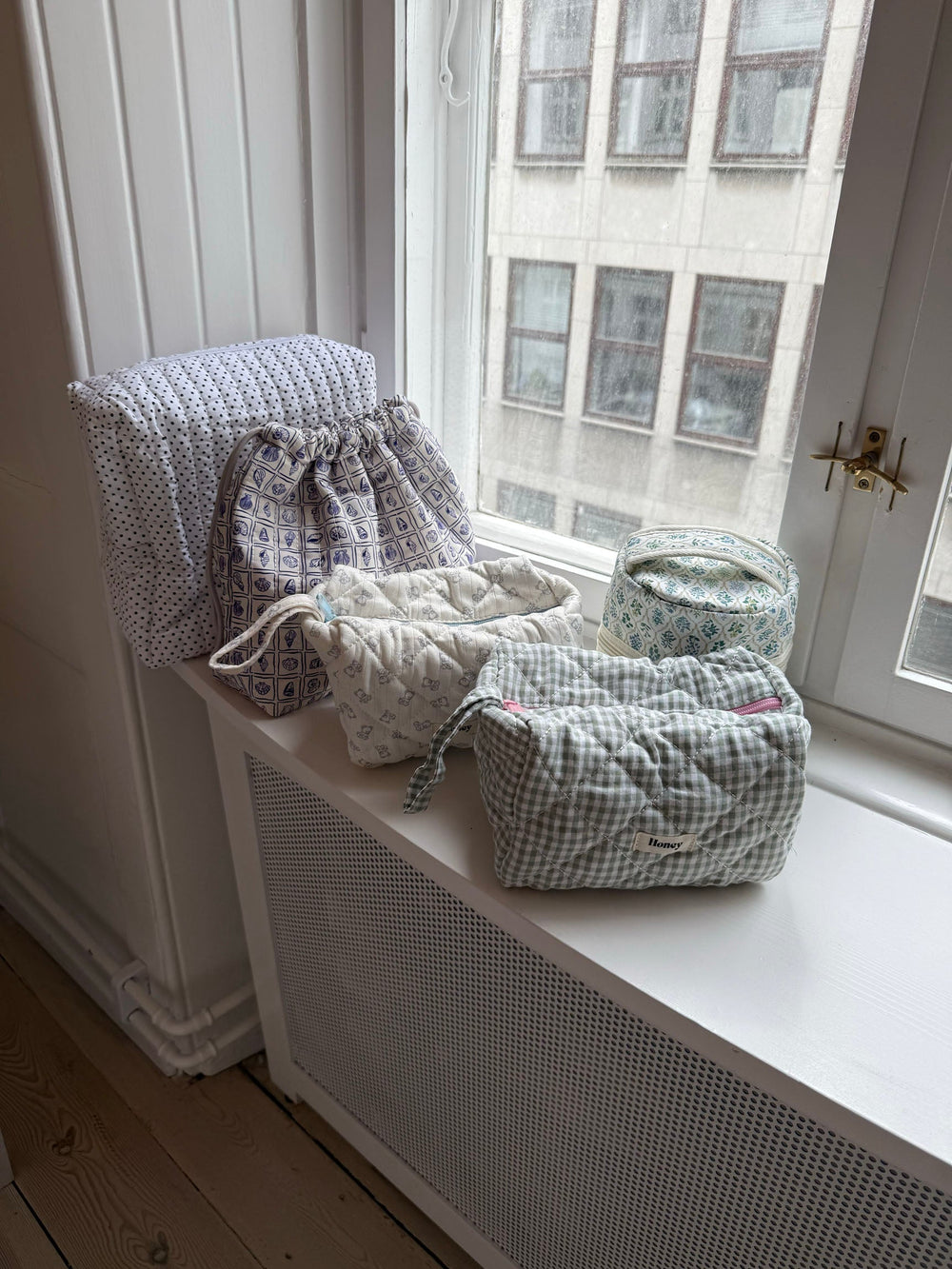 Honey small toiletry bag – White with various flowers