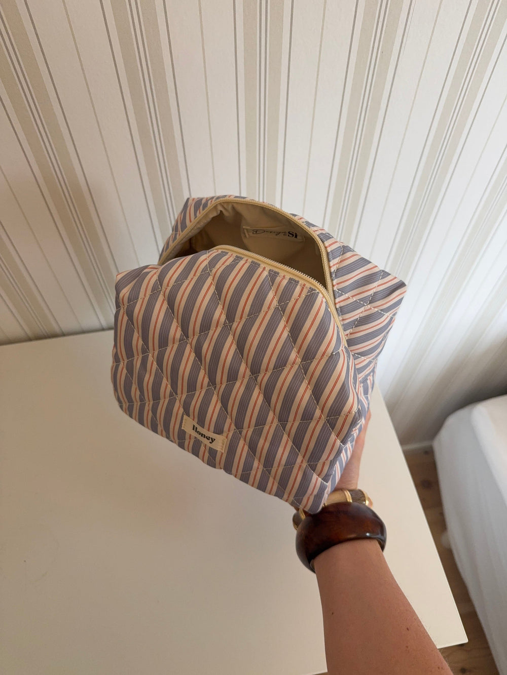 Honey large toiletry bag – Light blue stripes