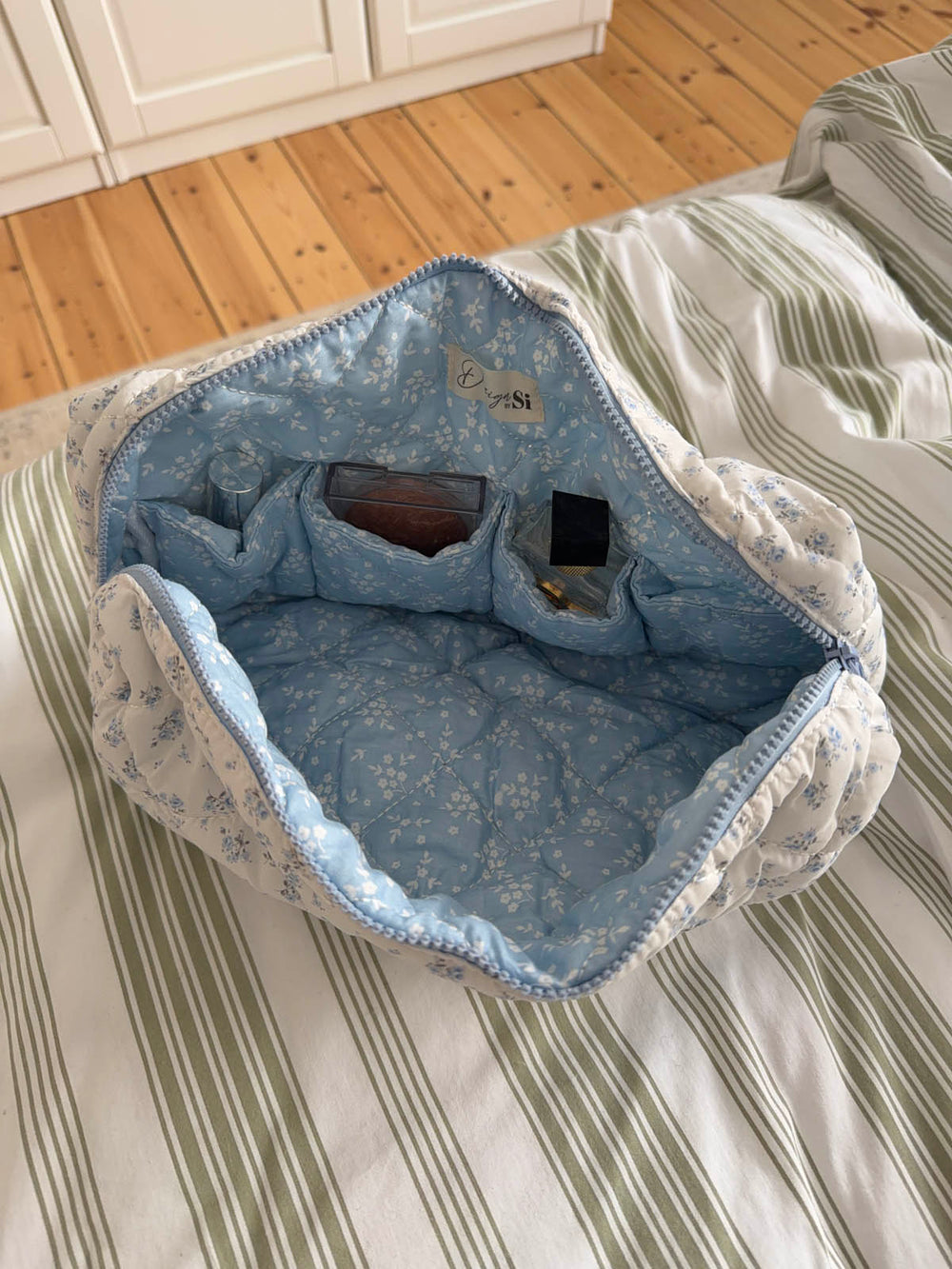 Honey large toiletry bag with flowers – White/blue