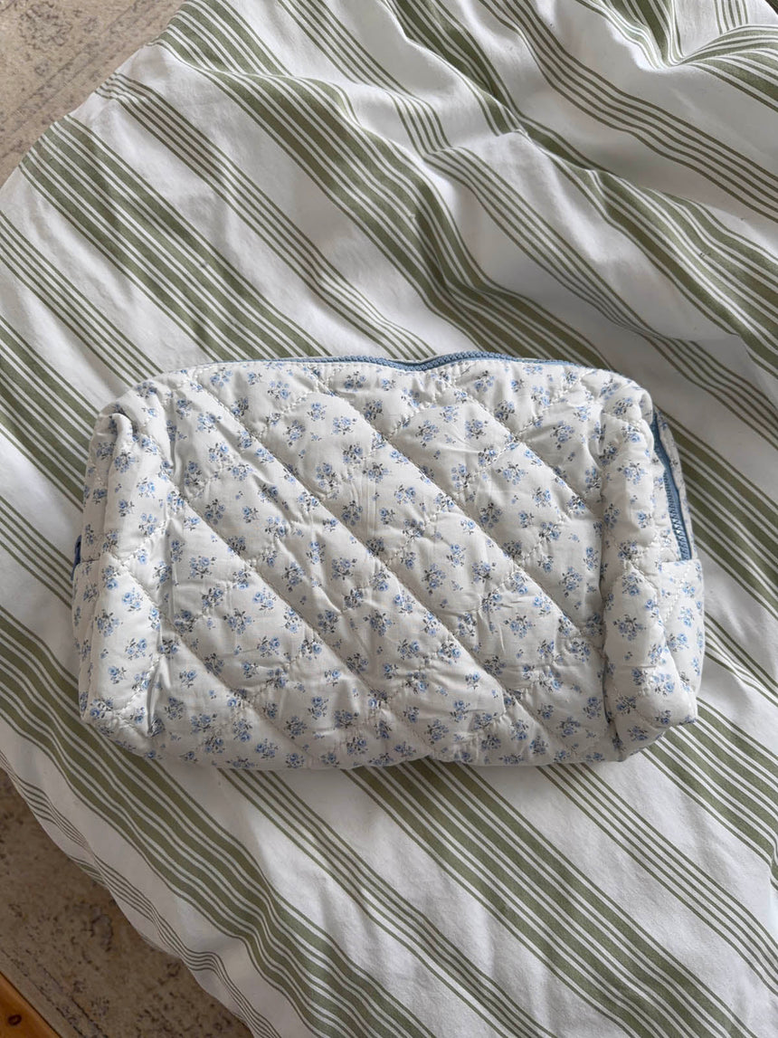Honey large toiletry bag with flowers – White/blue