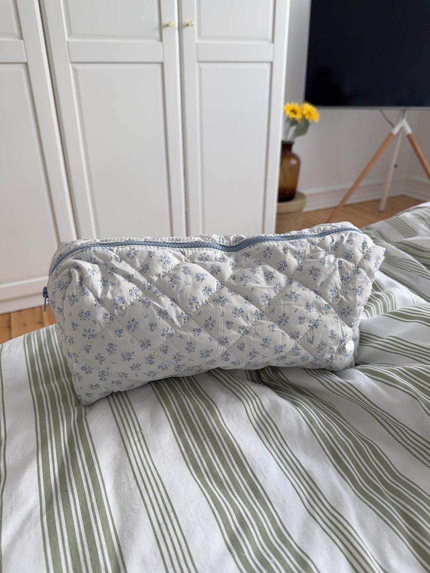 Honey large toiletry bag with flowers – White/blue