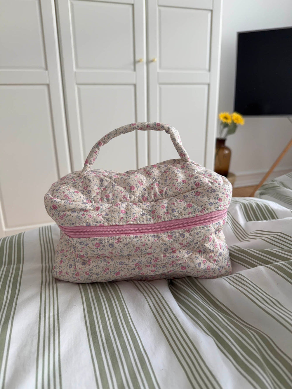 Honey large toiletry bag with handle – White/light pink flowers