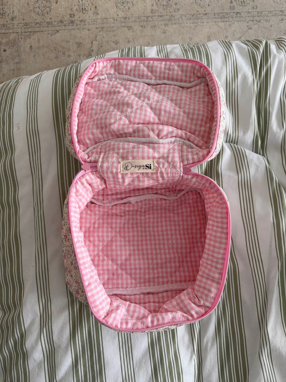 Honey large toiletry bag with handle – White/light pink flowers