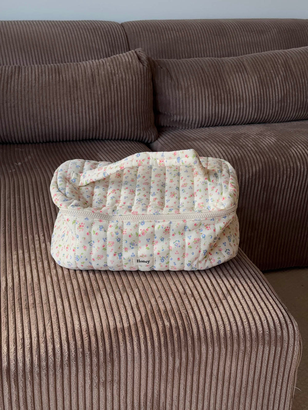 Honey large toiletry bag with handle – White with flowers