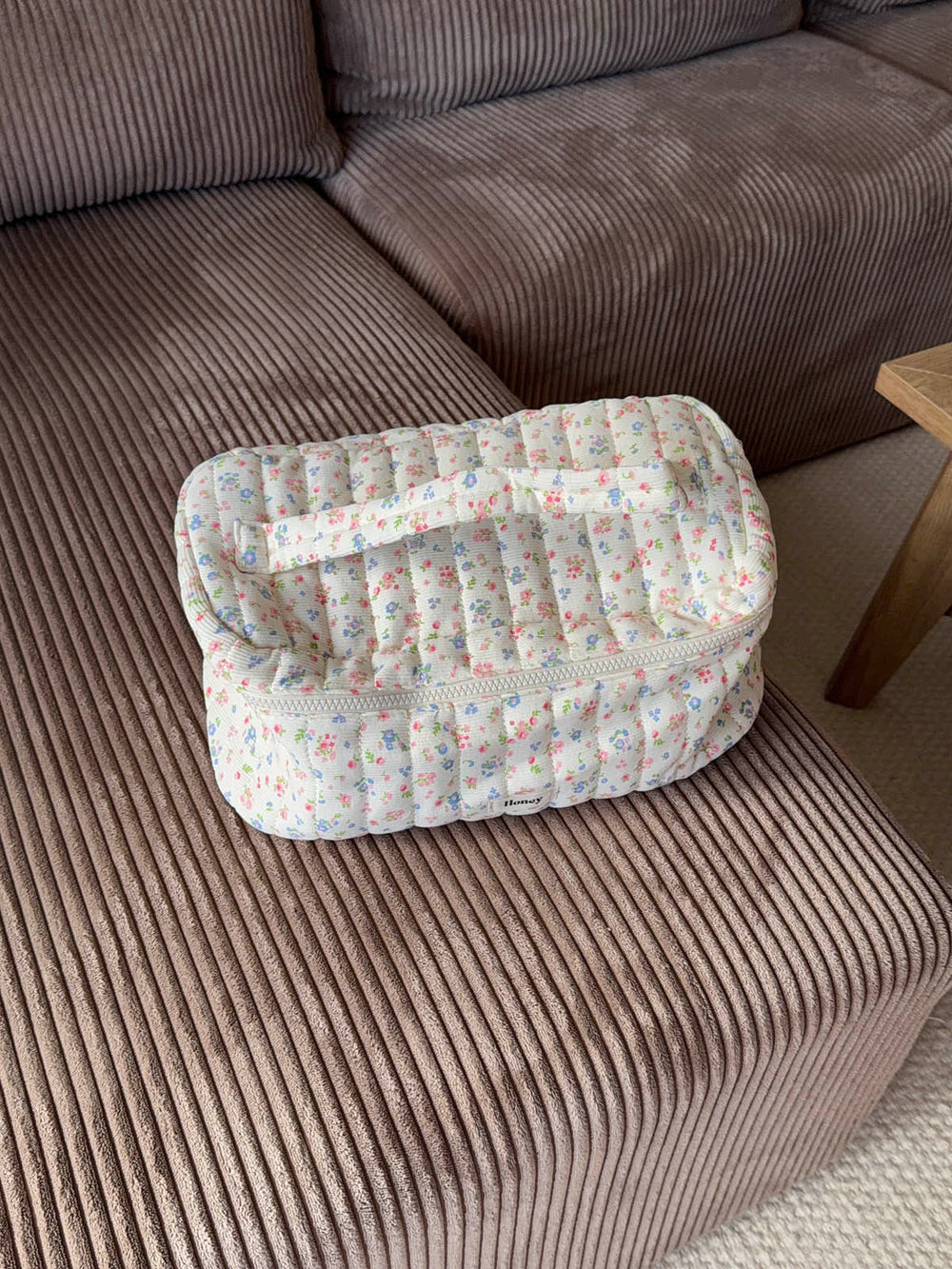 Honey large toiletry bag with handle – White with flowers