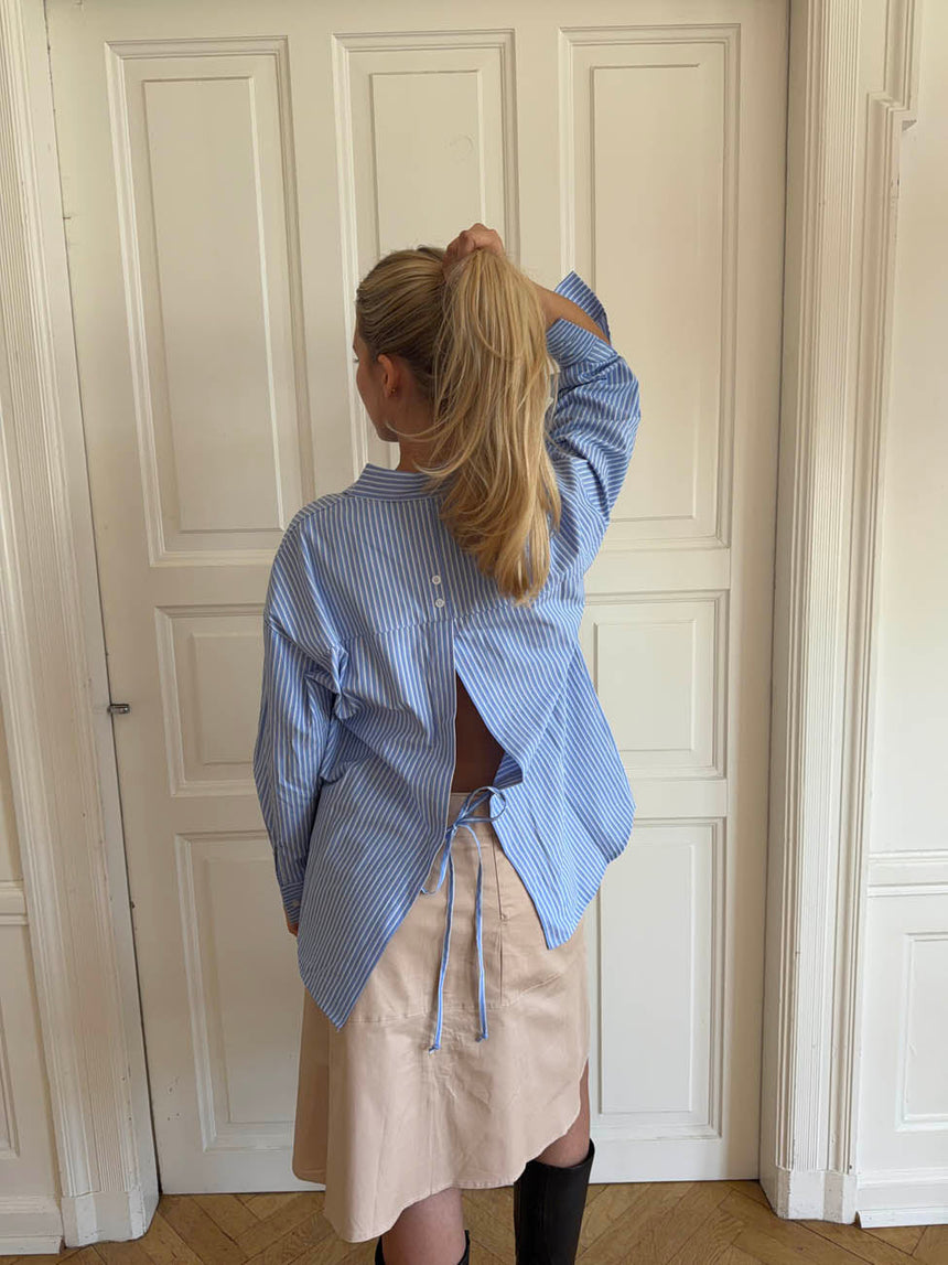 Vicka striped shirt with open back - Light blue/white