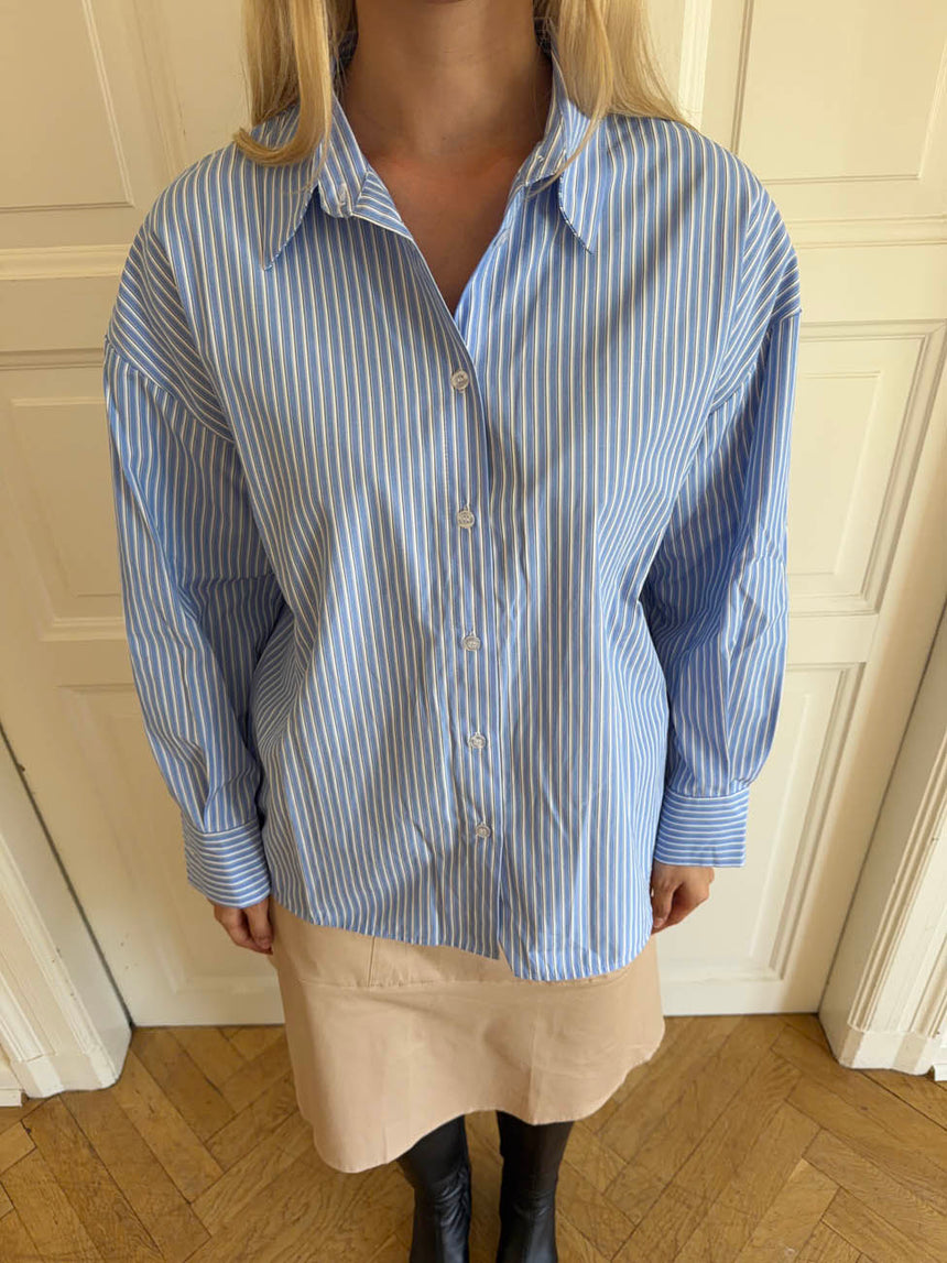 Vicka striped shirt with open back - Light blue/white