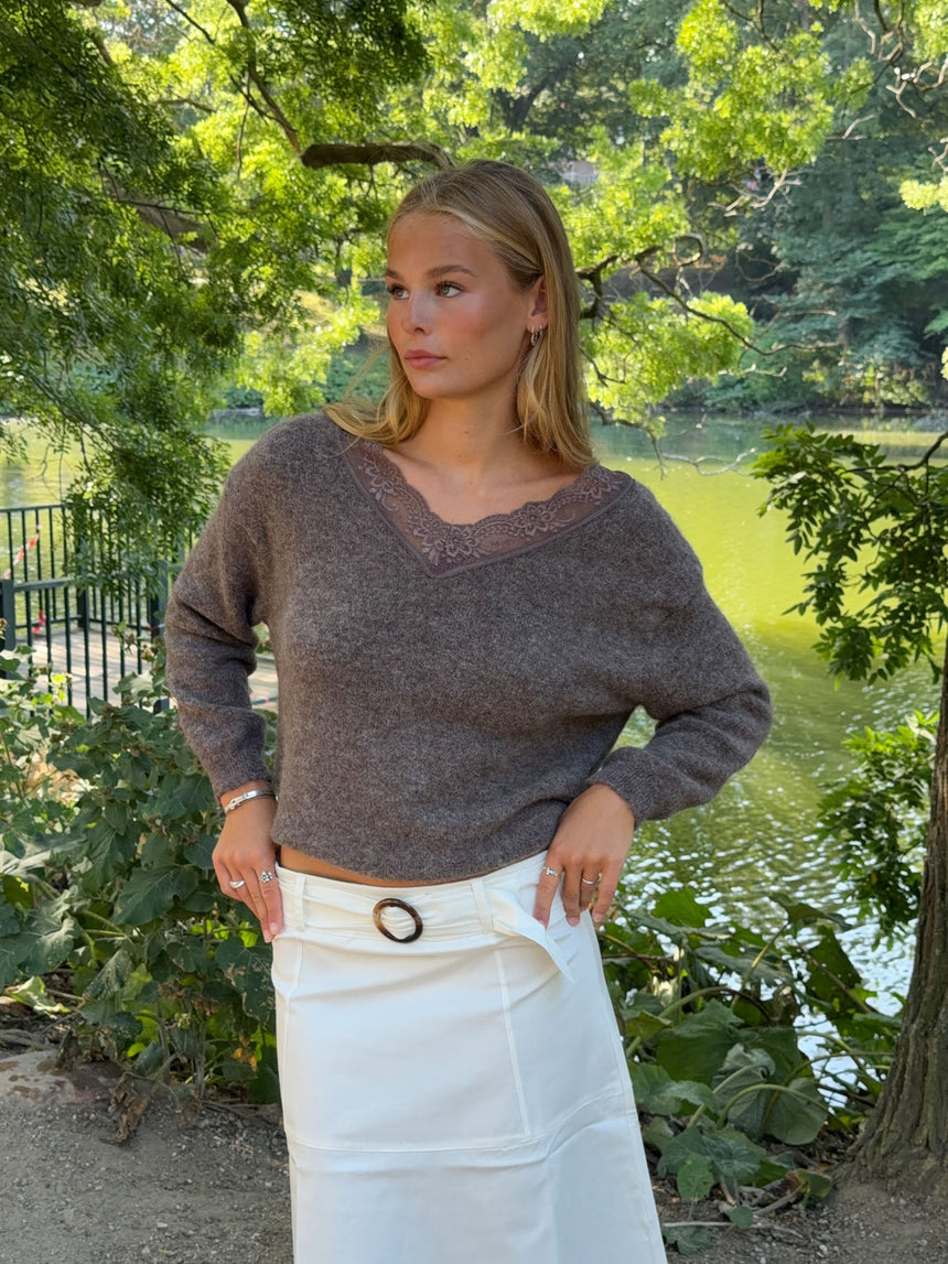 Stina knit with lace details - Brown