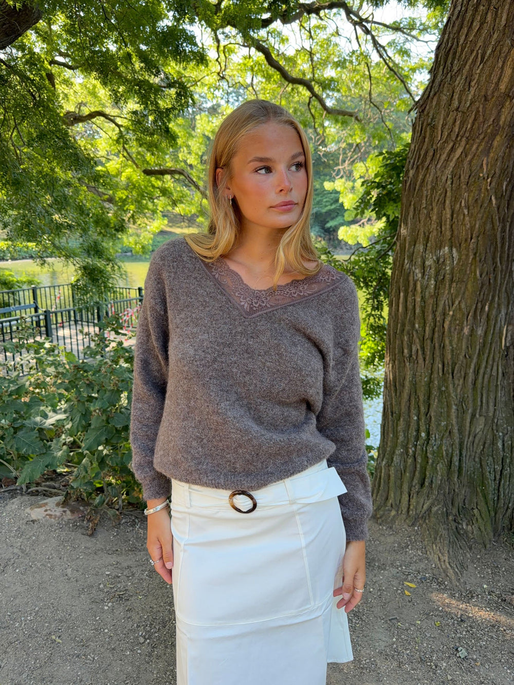 Stina knit with lace details - Brown