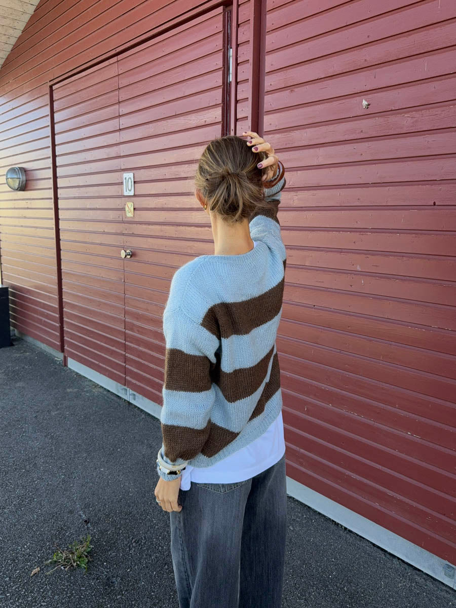 Trish knit sweater with stripes – Light blue and brown