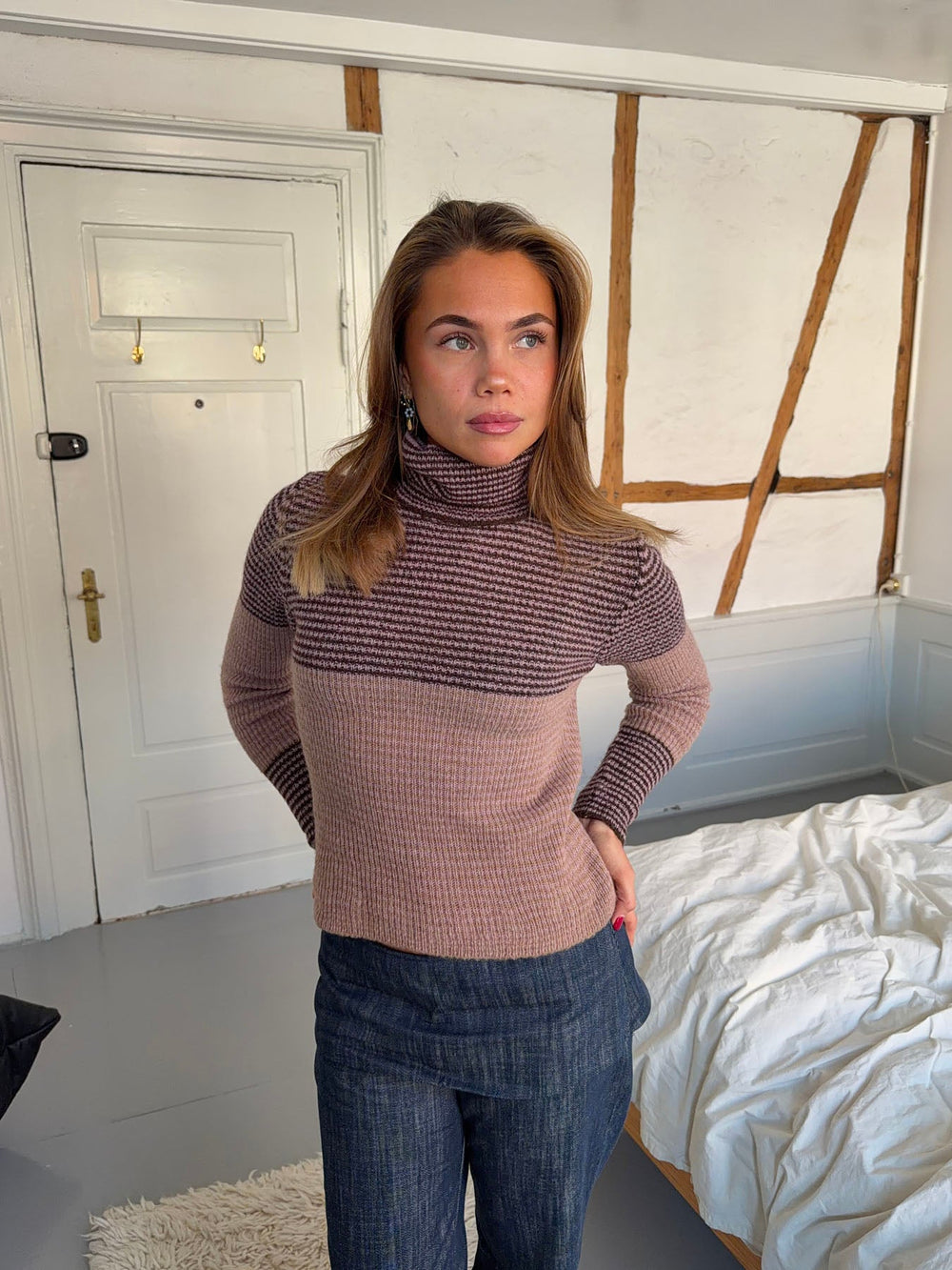 Swela knitted sweater with turtleneck – Dark brown/pink