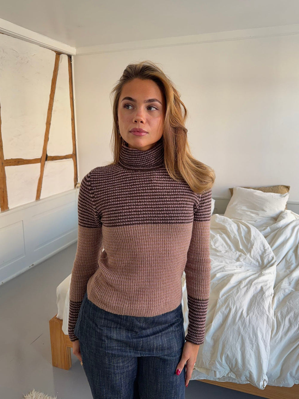 Swela knitted sweater with turtleneck – Dark brown/pink