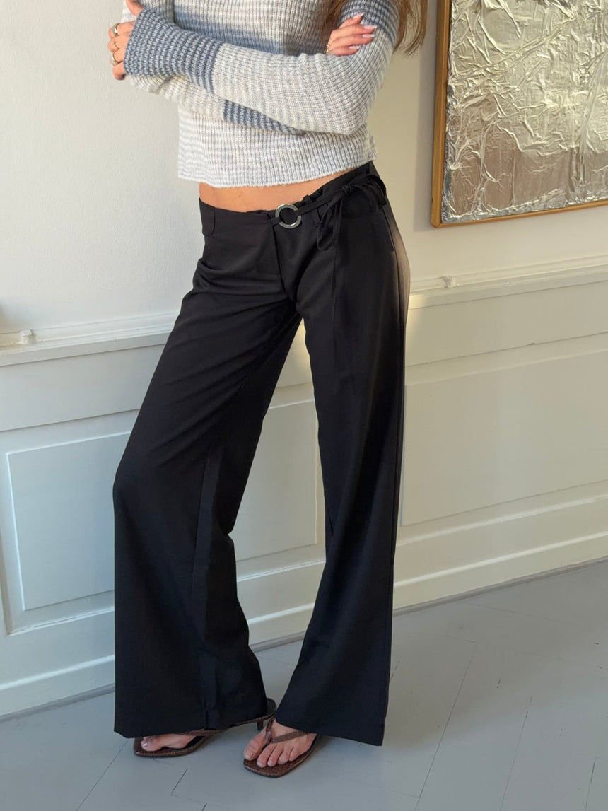 Vinna suit trousers with metal ring – Black