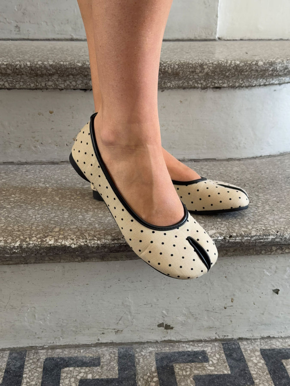 Elivia split toe ballerina with polka dots - White/black