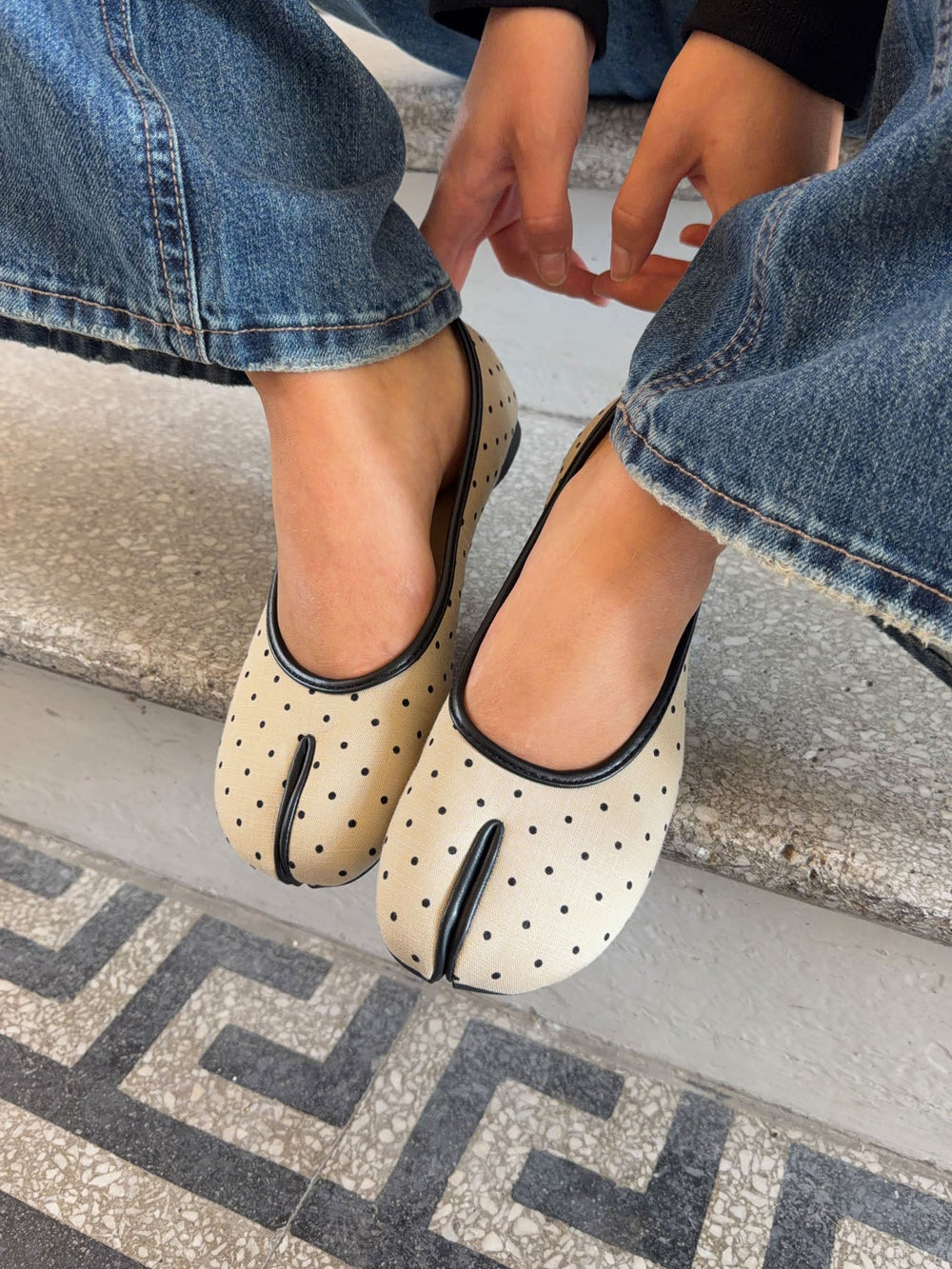 Elivia split toe ballerina with polka dots - White/black