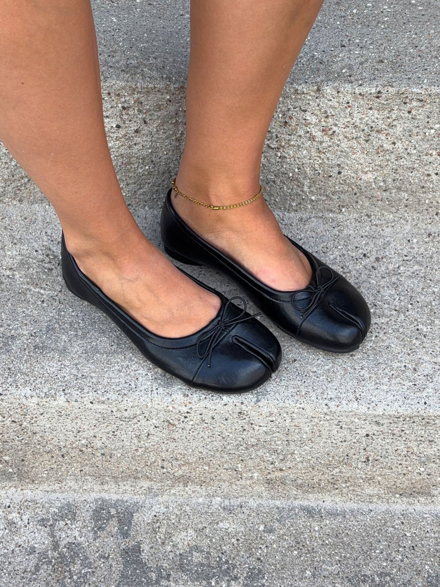 Auletta split toe ballerina with tabis - Black