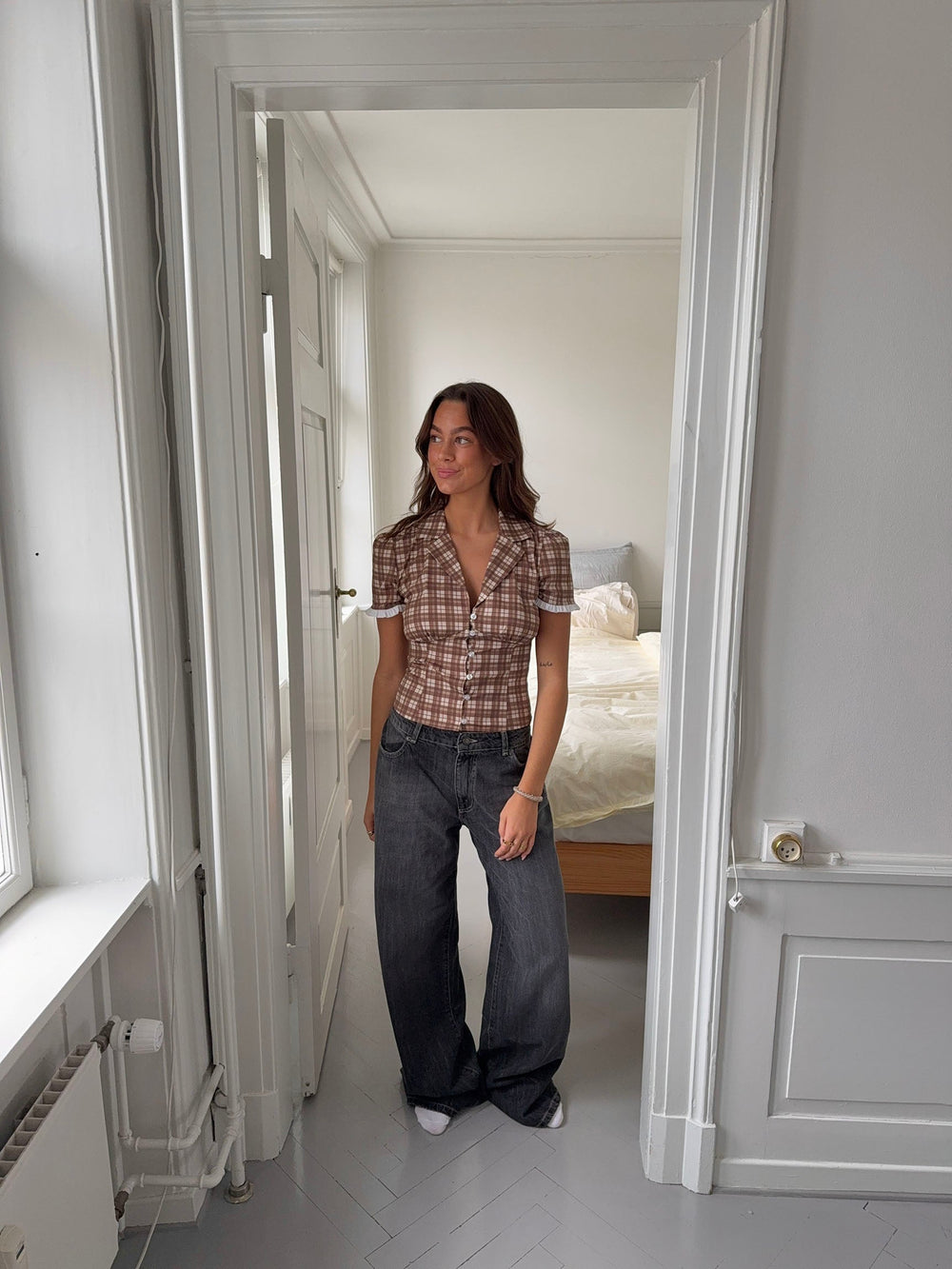 Kassandra fitted shirt with checkers – Brown/white