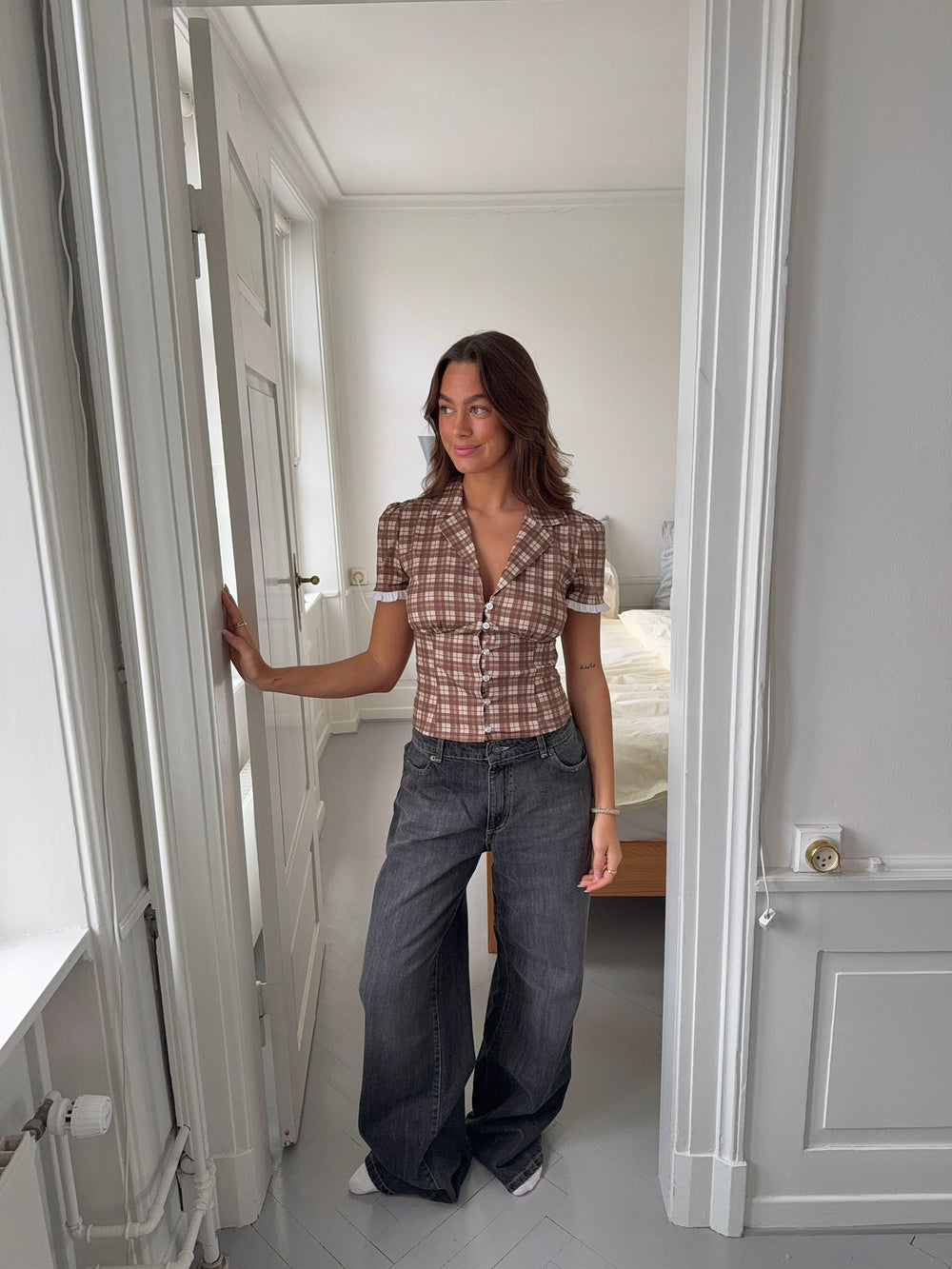 Kassandra fitted shirt with checkers – Brown/white