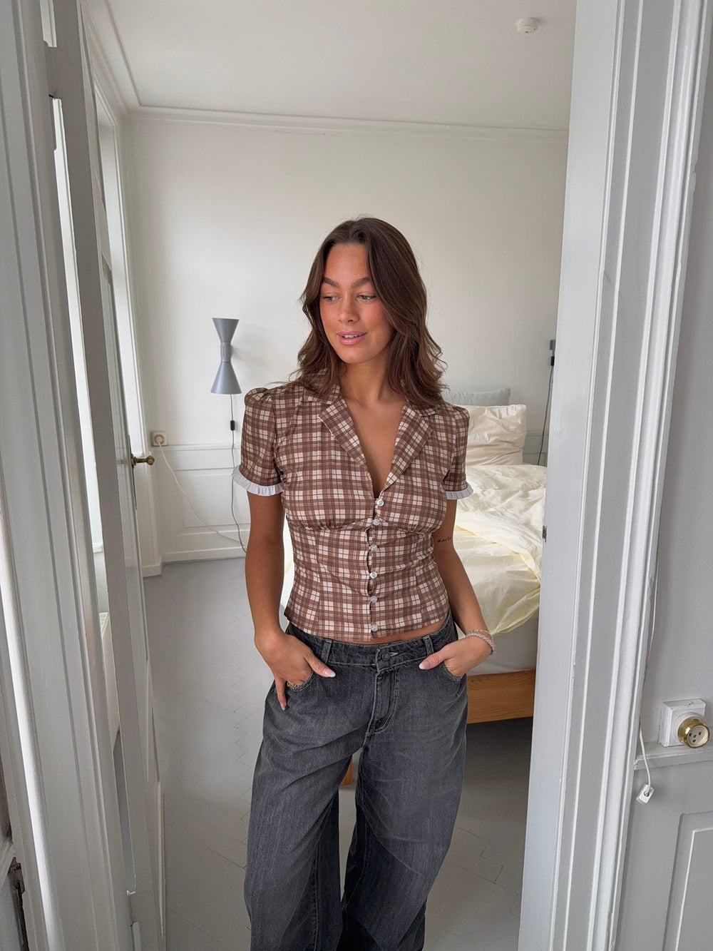 Kassandra fitted shirt with checkers – Brown/white