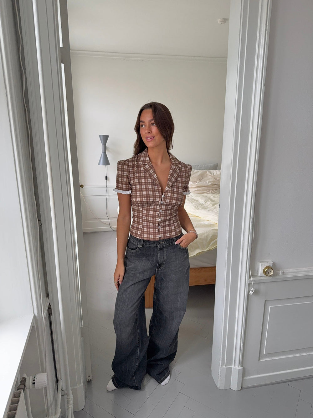 Kassandra fitted shirt with checkers – Brown/white