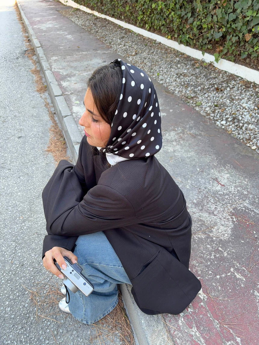 Scarf with polka dots – Black/white
