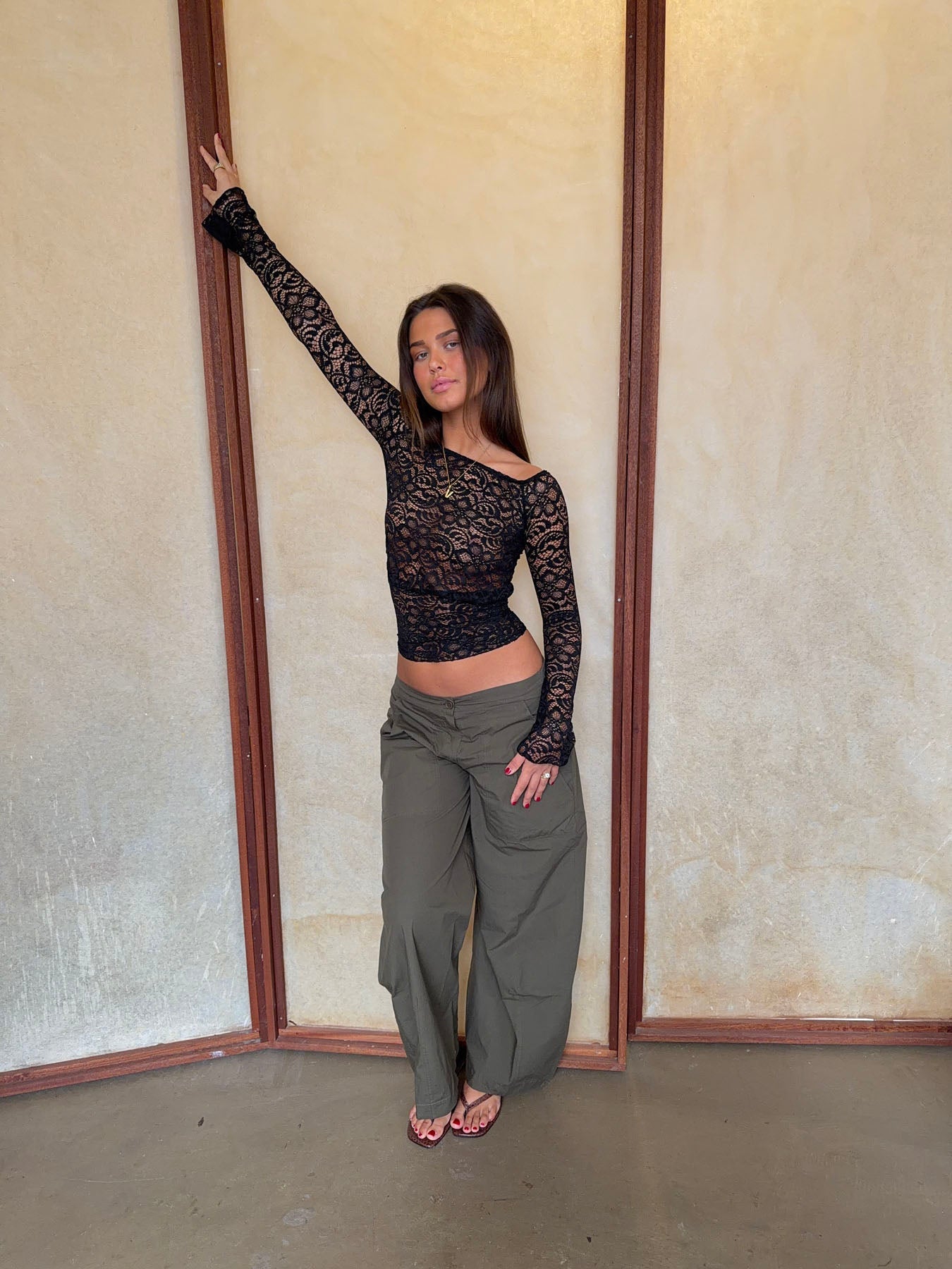 トップス CARLA Lady shoulder tops Charcoal Carla off shoulder top in lace - Sort – Designbysi.se