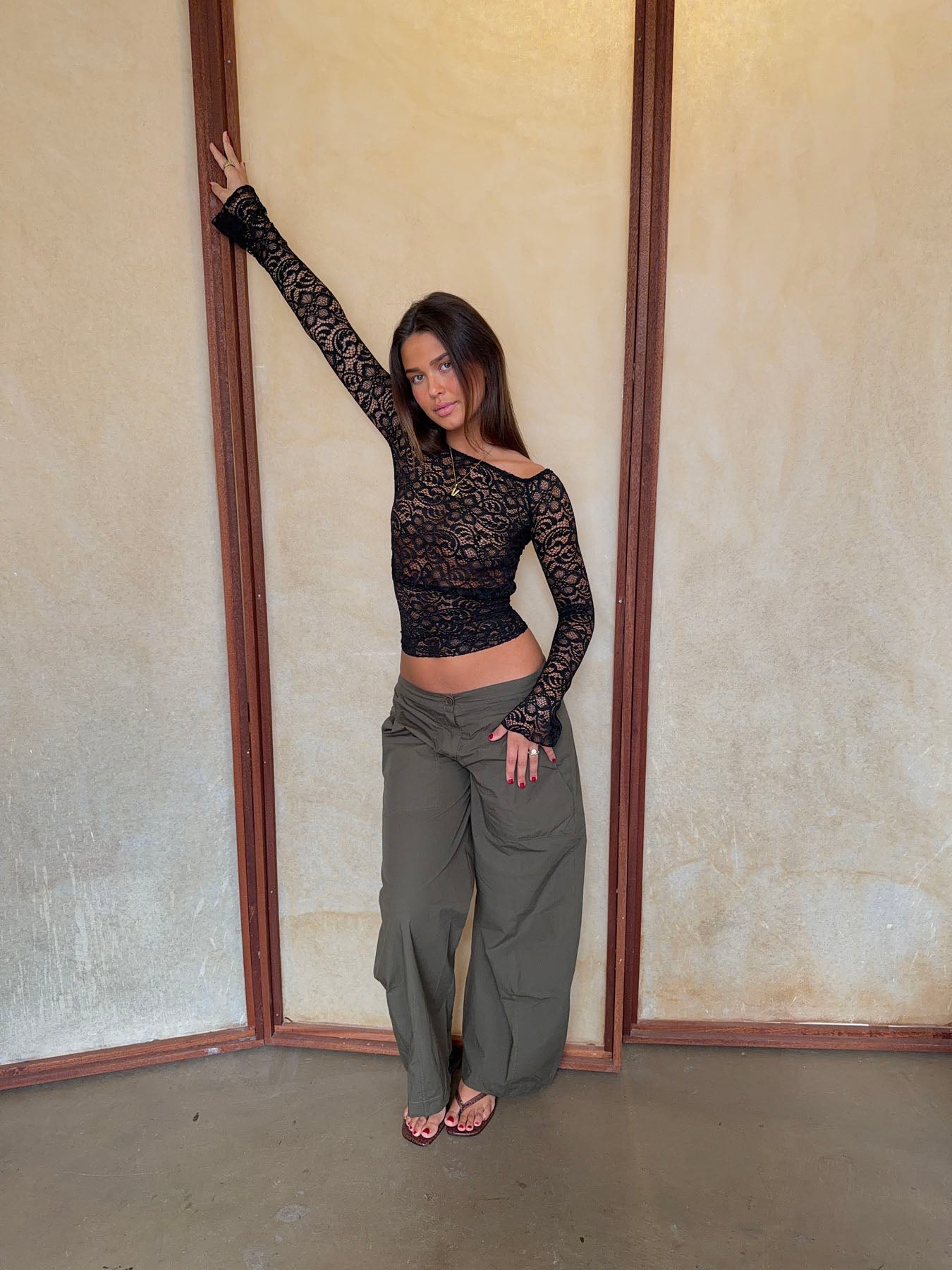 Carla off shoulder top in lace - Sort – Designbysi.se