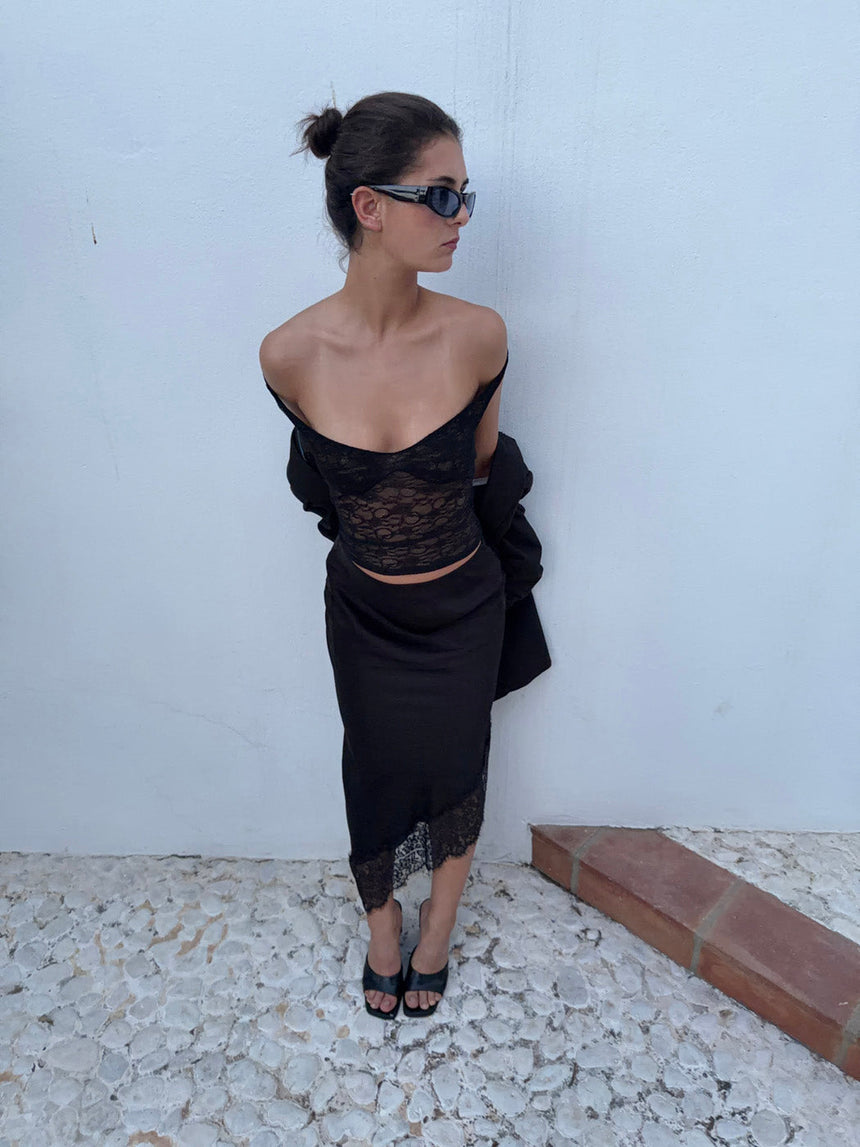 Nicoline off shoulder top in lace - Black