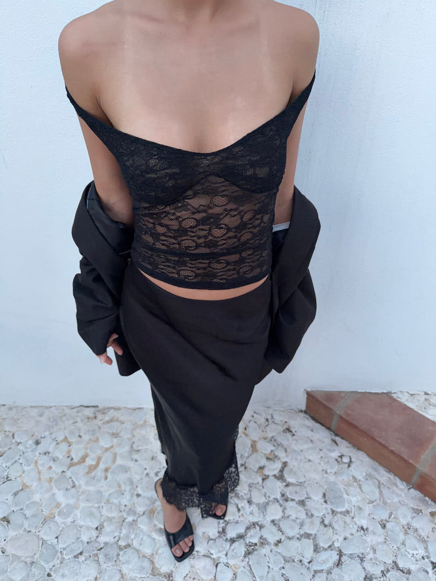 Nicoline off shoulder top in lace - Black